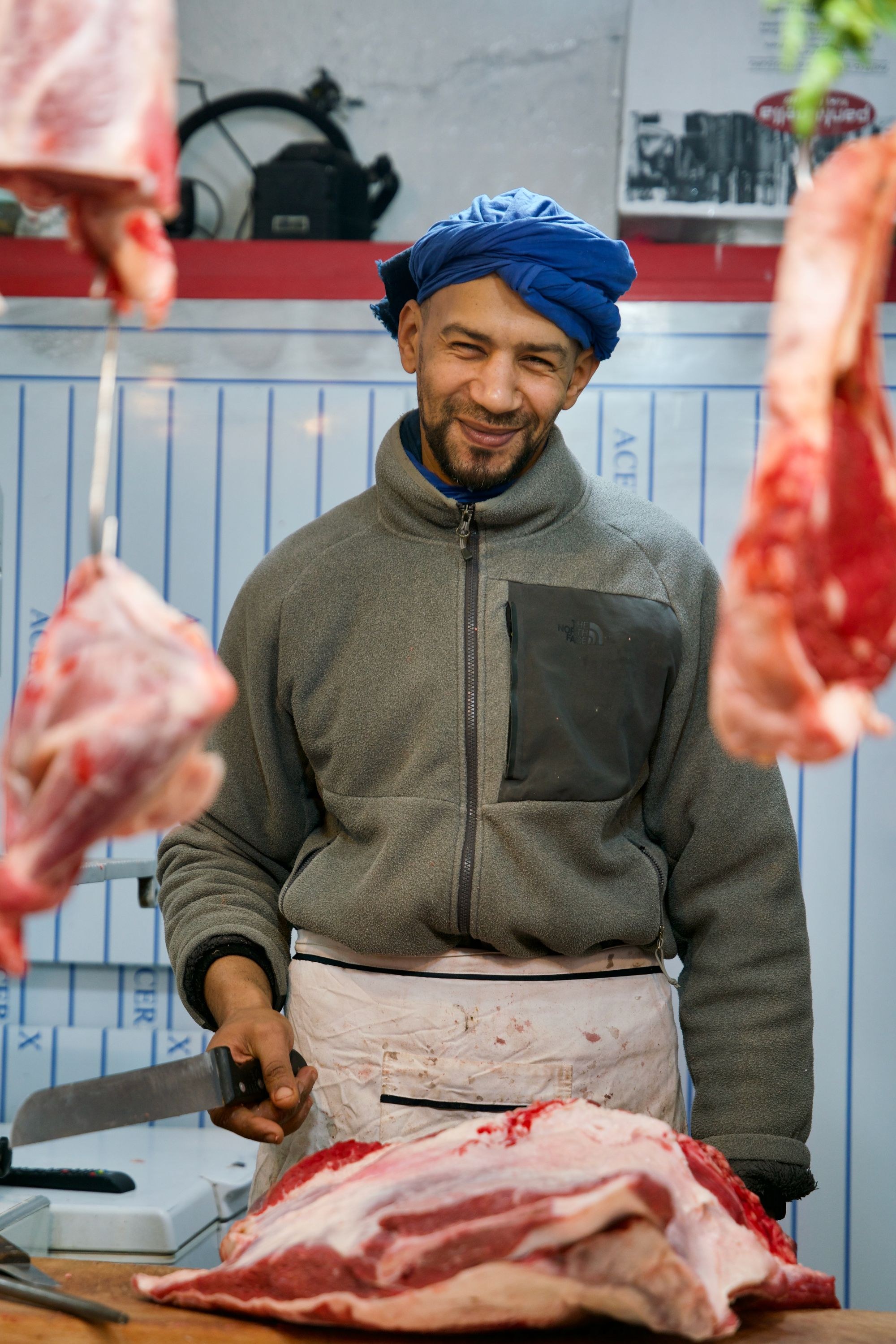 Styckare hos Stjärnan Meat vid disken med halalcertifierade kalv- och nötdetaljer
